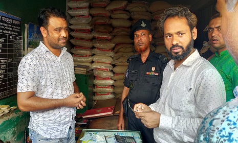 মৌলভীবাজারে অনিয়ম ধরা পড়ায় তিনটি চালের দোকানকে জরিমানা